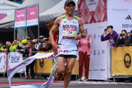 Boliviano gana maratón y rompe record